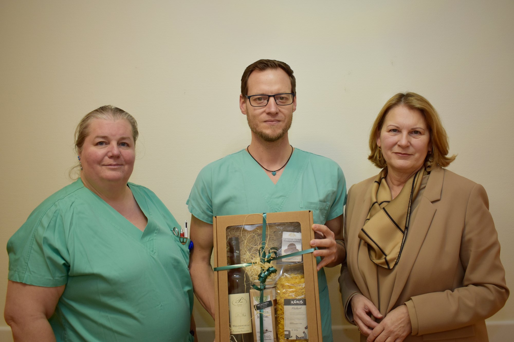 Pflegedirektorin Hickelsberger und STL Eckelhart gratulierten Michael Anglmayer