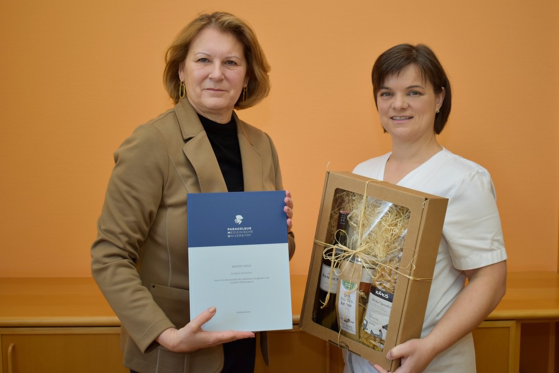 Pflegedirektorin Silvia Hickelsberger gratulierte Sandra Busta