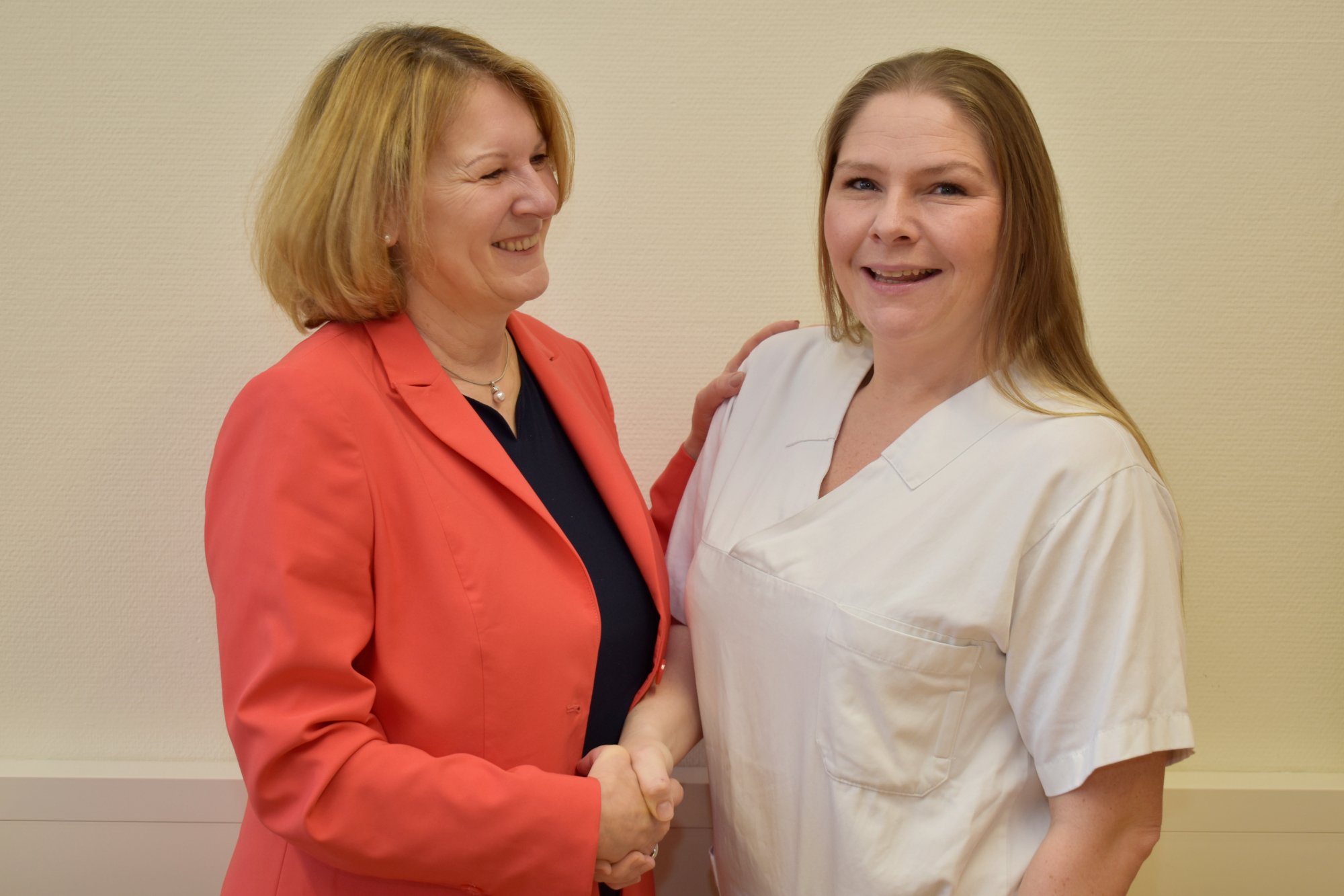 Pflegedirektorin Silvia Hickelsberger begrüßt Stationsleitung Verena Überacker