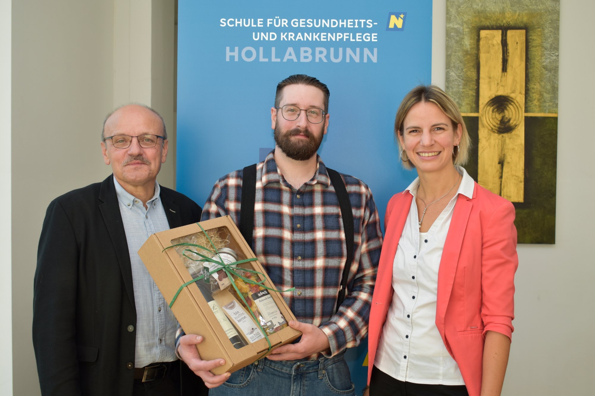 Direktor Brandstötter und Kaufmännische Direktorin Dankelmaier gratulierten Daniel Altenburger