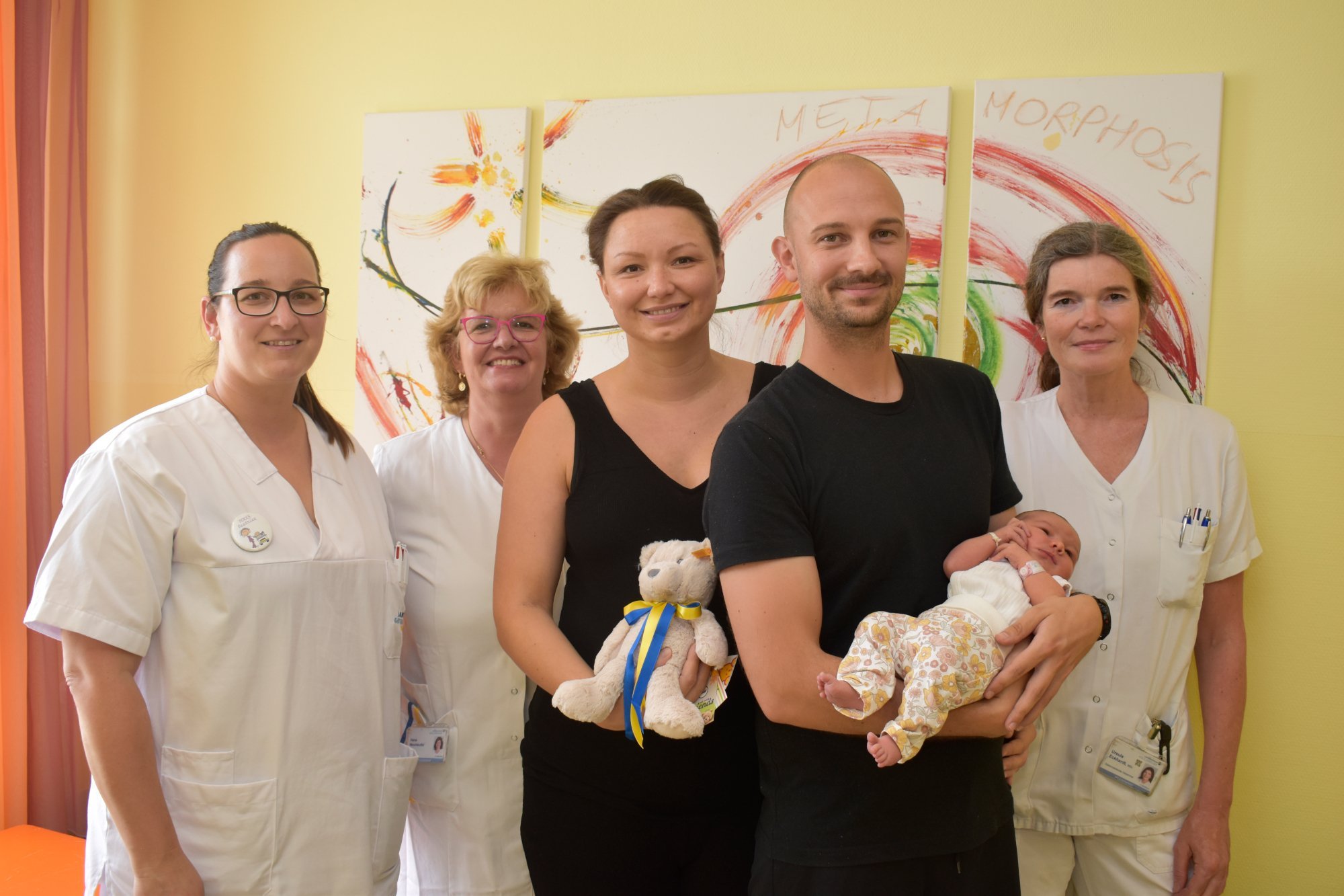 Das Team der Geburtenabteilung und die frischgebackenen Eltern mit Jubiläumsbaby Johanna