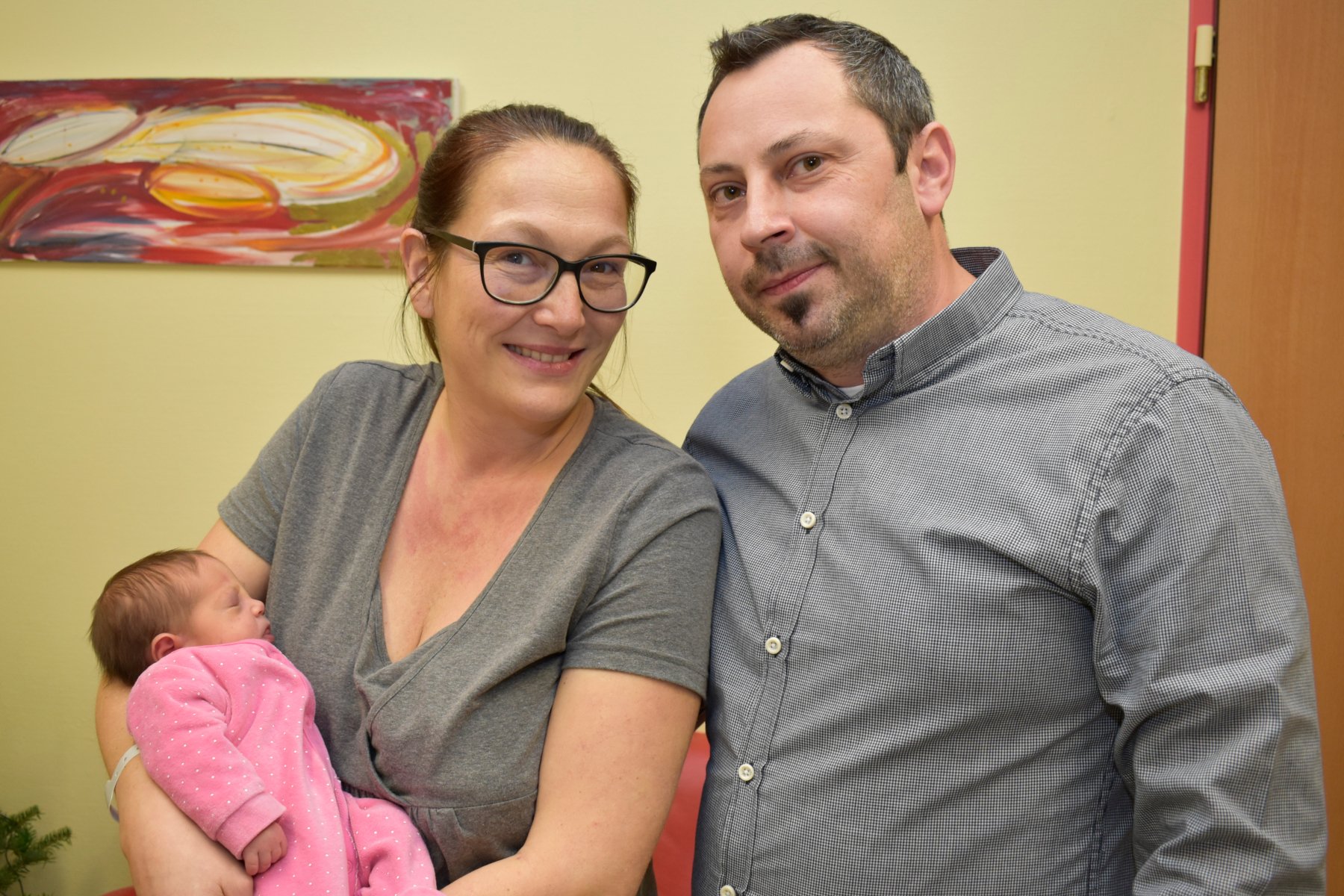 Die stolzen Eltern mit Jubiläumsbaby Laurena