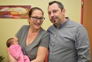 Die stolzen Eltern mit Jubiläumsbaby Laurena