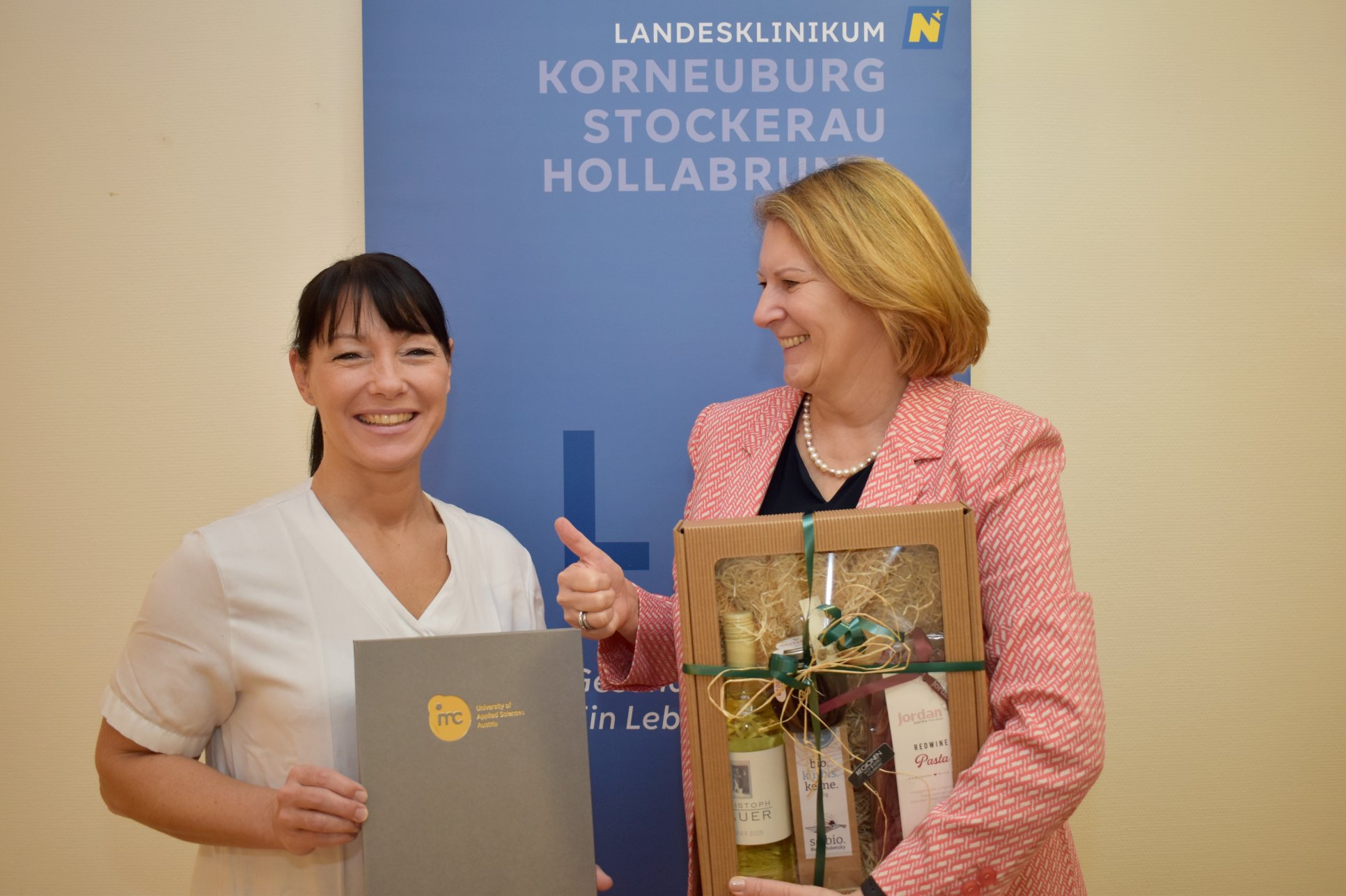 Pflegedirektorin Silvia Hickelsberger gratulierte Birgit Steinschaden