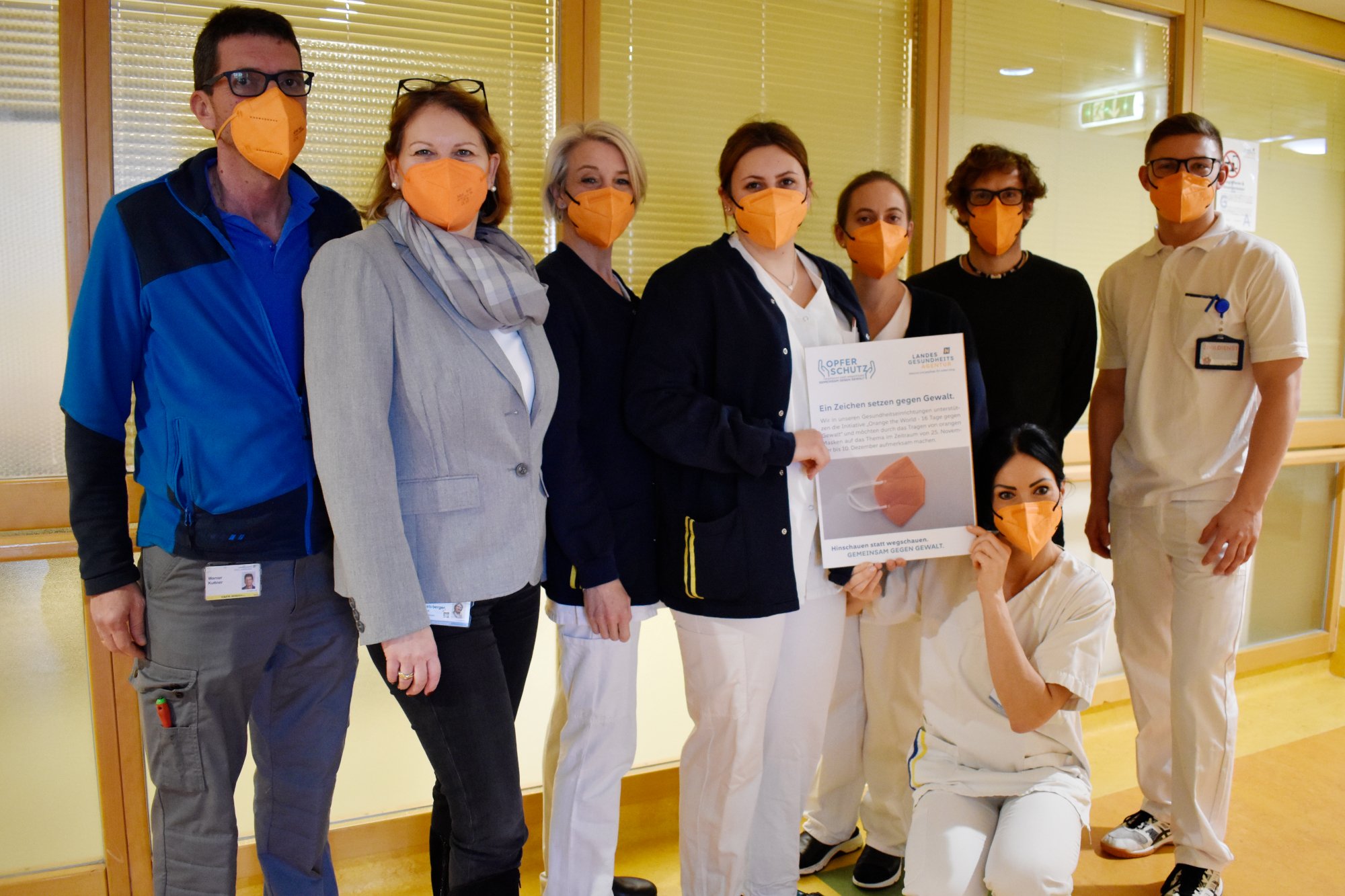 Die Mitarbeiterinnen und Mitarbeiter des LK Hollabrunn tragen orange Masken.