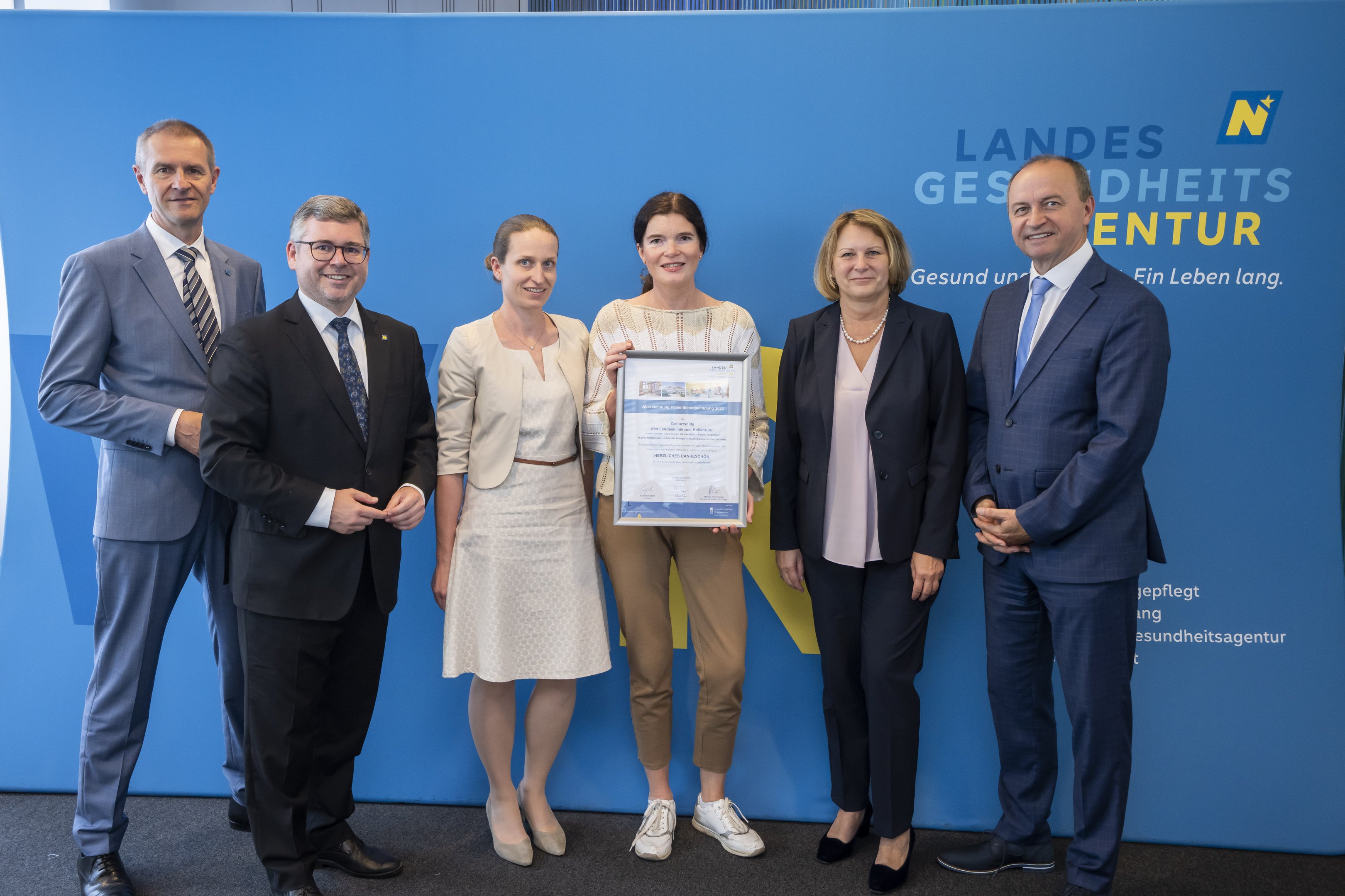Das Team der Geburtenabteilung bei der Urkundenverleihung