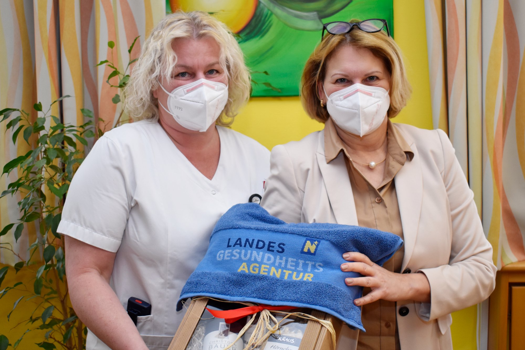 Pflegedirektorin Silvia Hickelsberger gratulierte DGKP Karin Wagner sehr herzlich