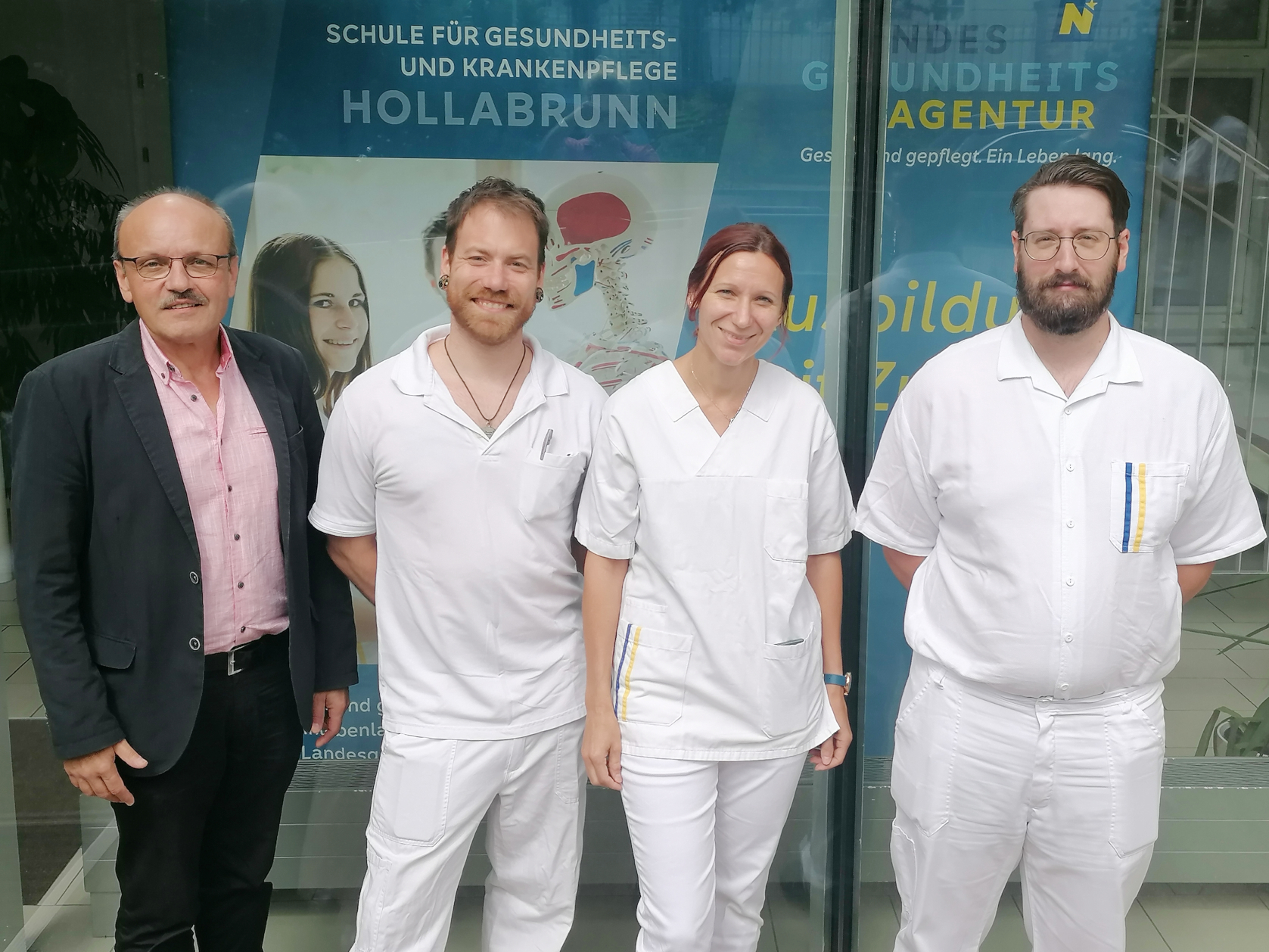 Direktor Mag. Josef Brandstötter mit dem Lehrerteam 