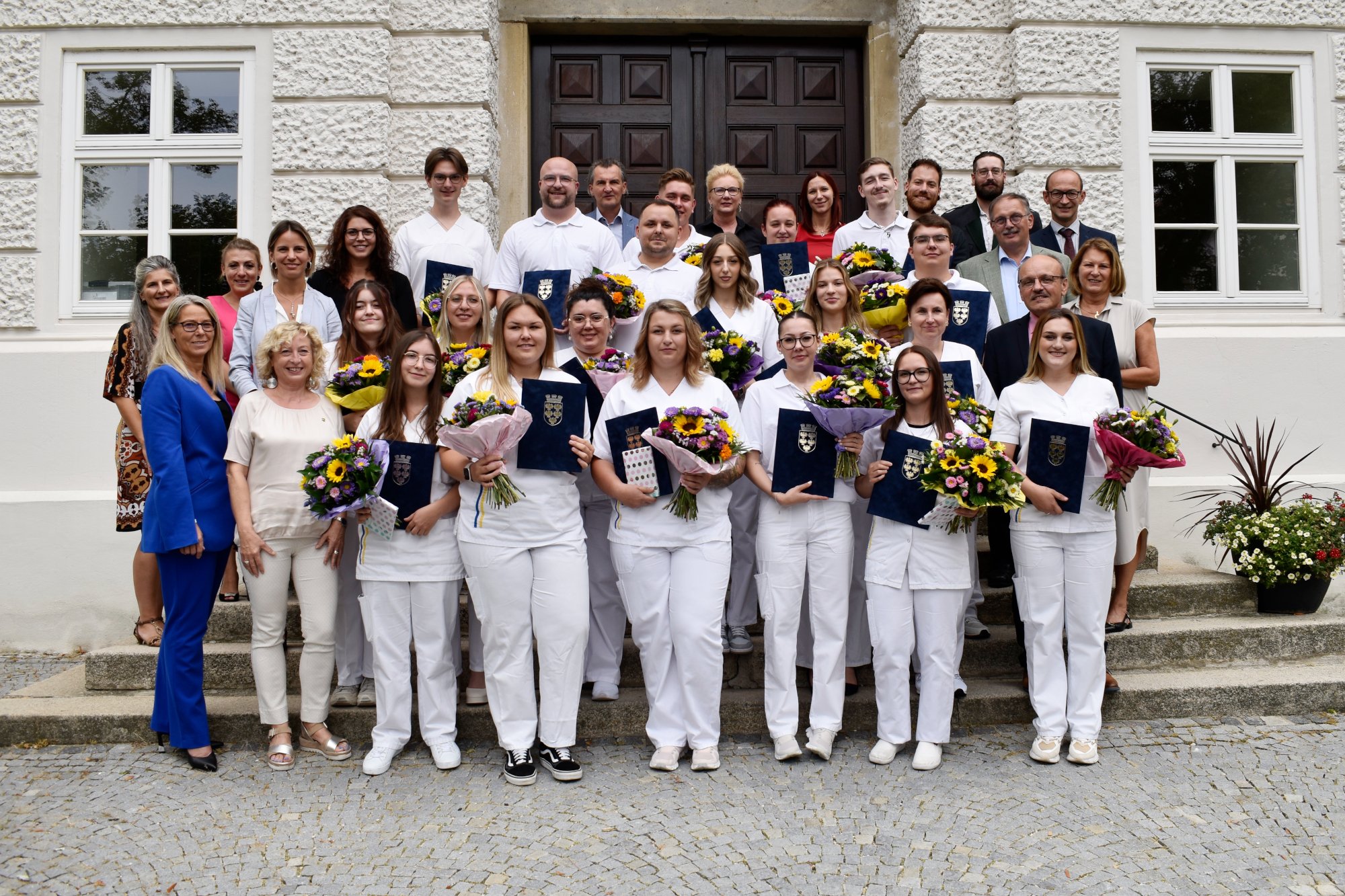Die Absolventinnen und Absolventen der zweijährigen Pflegefachassistenz-Ausbildung in der Schule für Gesundheits- und Krankenpflege Hollabrunn samt Ehrengästen