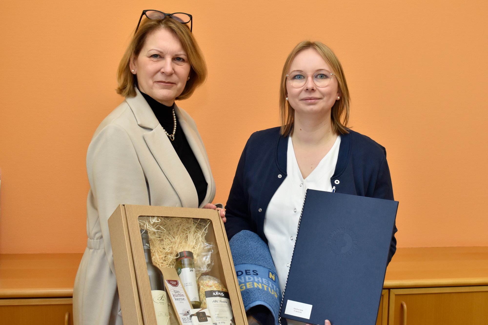 Pflegedirektorin Silvia Hickelsberger gratulierte Caroline Steinacher