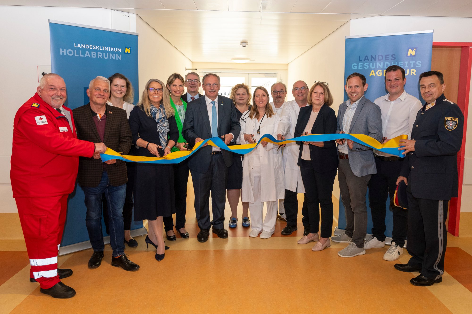 Gruppenbild beim Durchschneiden des Eröffnungsbandes anlässlich der Eröffnung der Palliativstation
