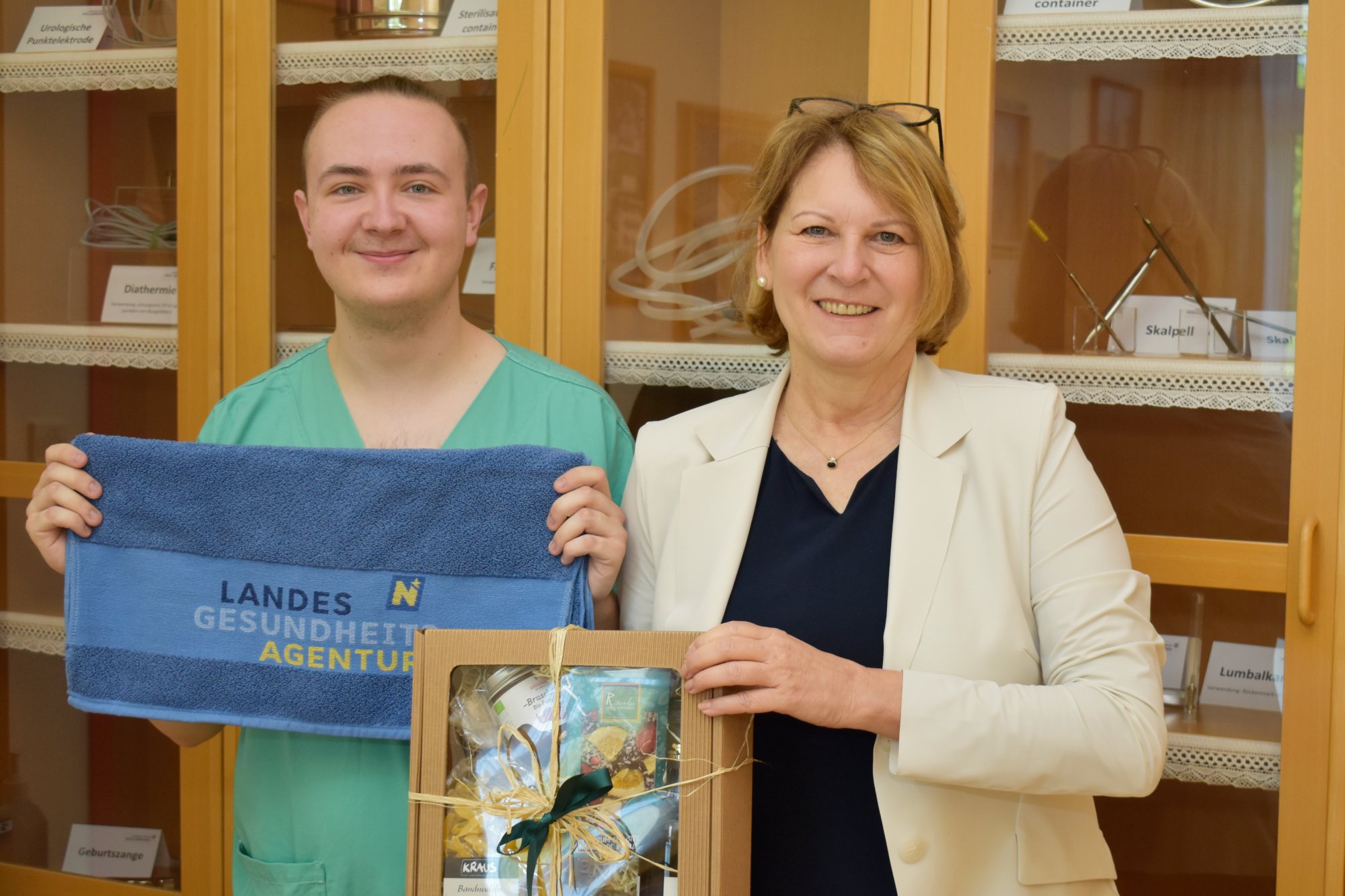 Pflegedirektorin Hickelsberger gratulierte Roman Wendl