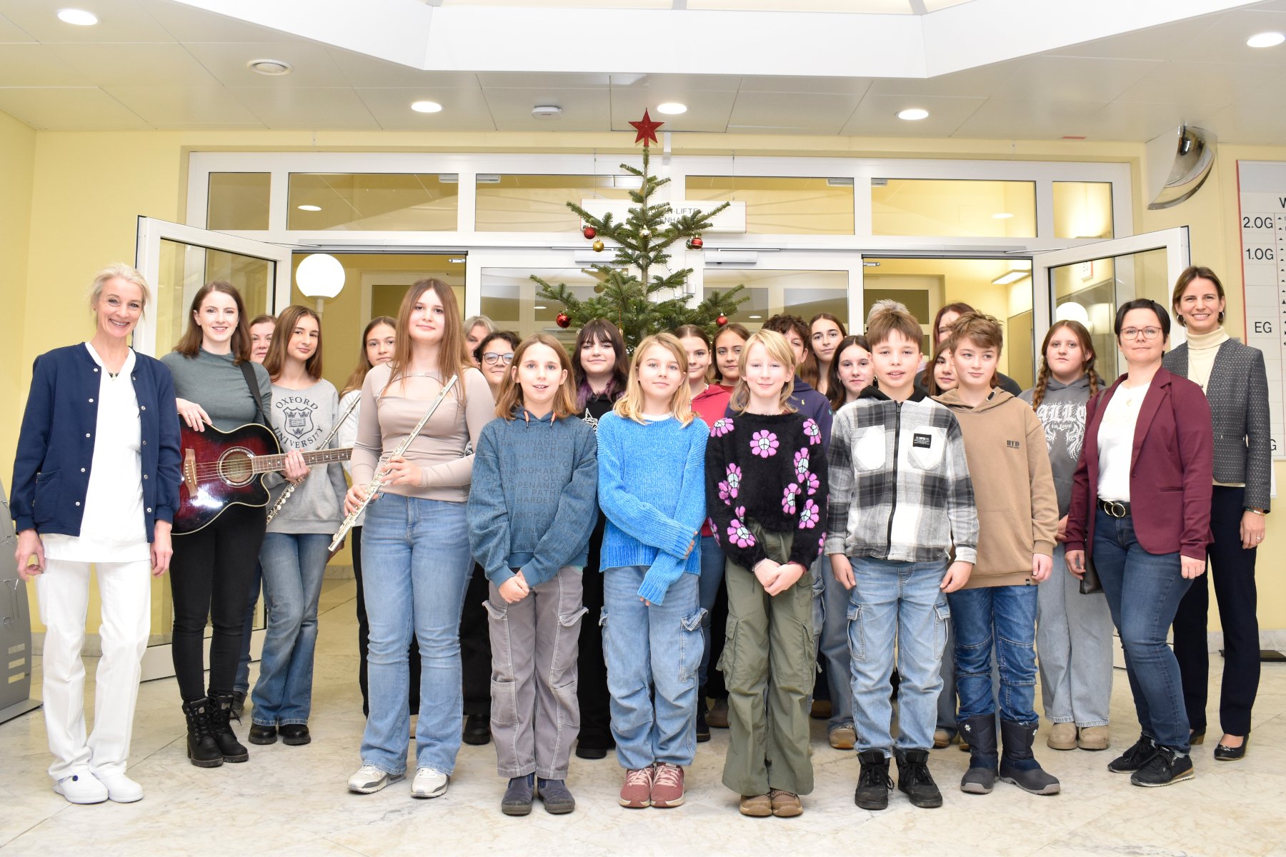 Die Schülerinnen und Schüler beim Weihnachtsbesuch