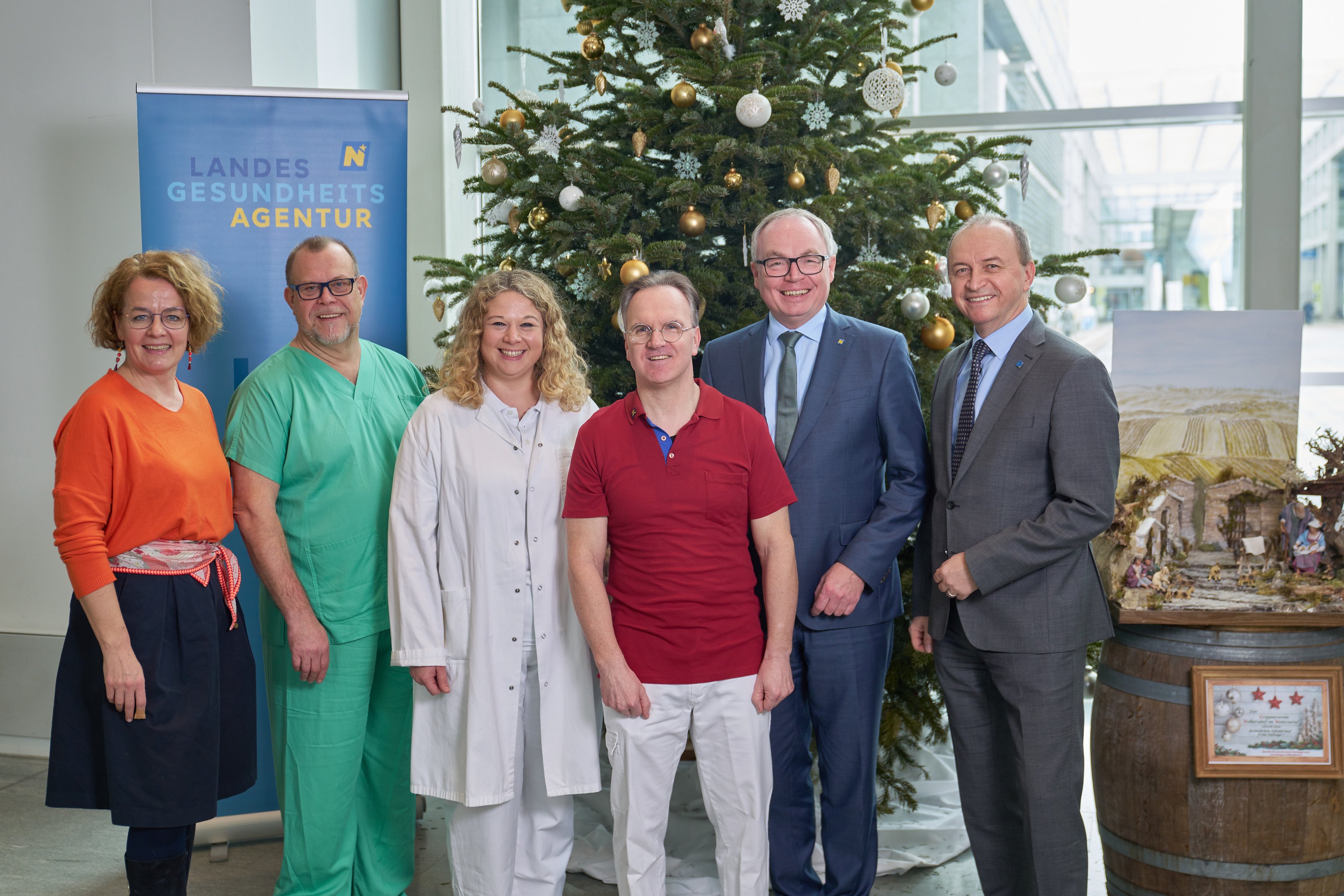 Landesvertreter, LGA-Vorstand sowie Klinik- und PBZ-MitarbeiterInnen vor einem geschmückten Christbaum