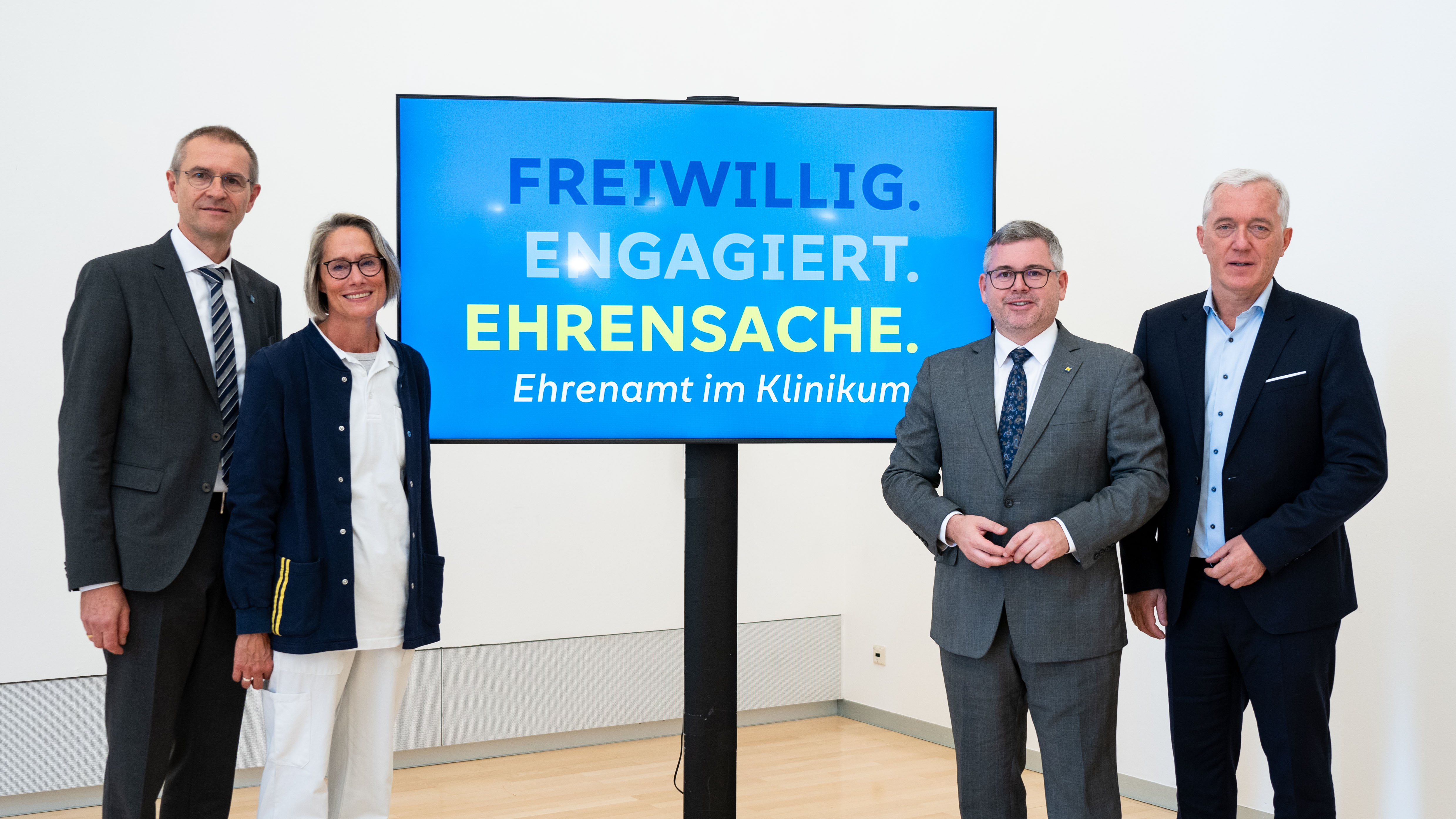 Verantwortliche des Ehrenamtsprojekts vor einem Bildschirm