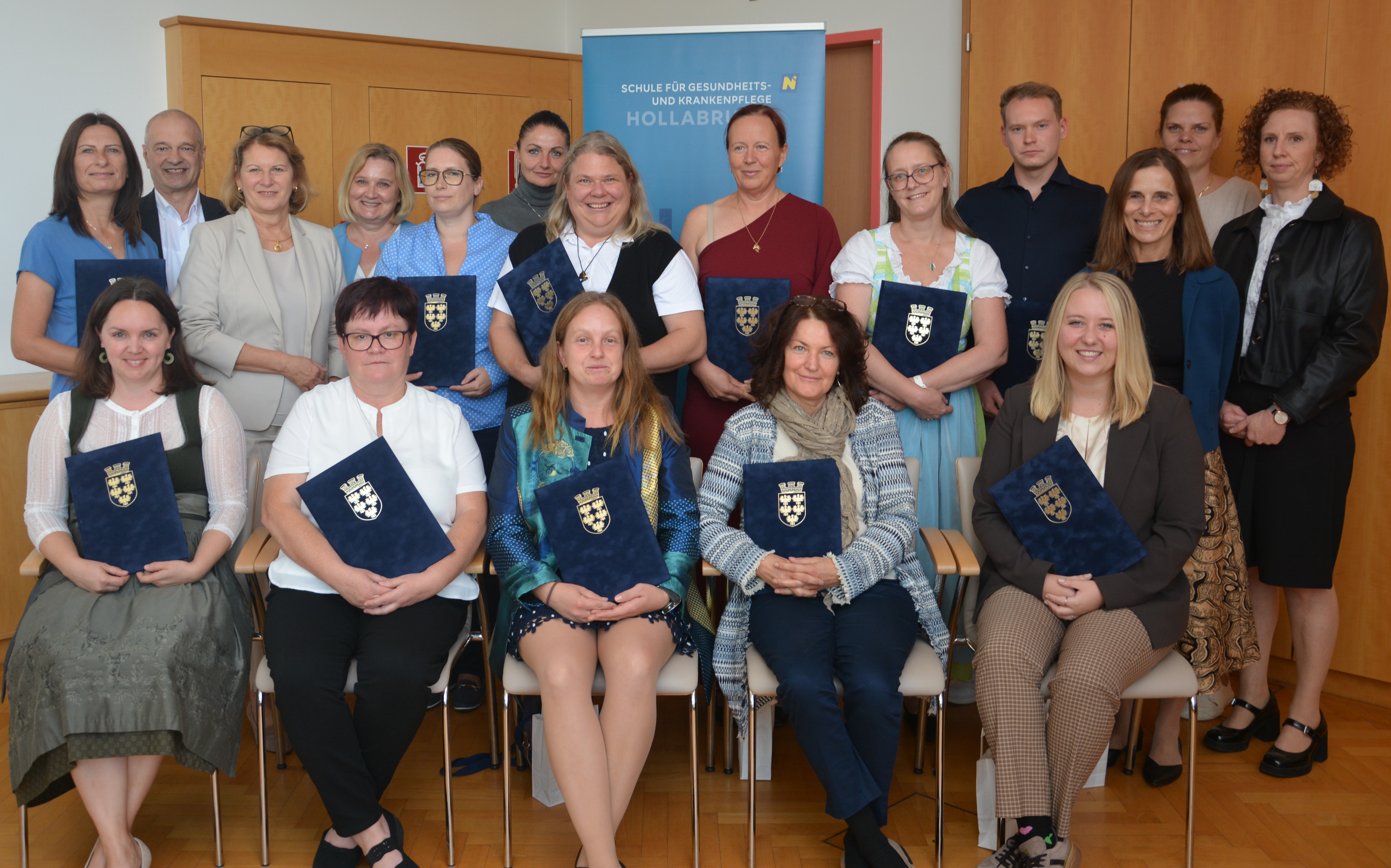 Gruppenfoto der Absolventinnen und Absolventen